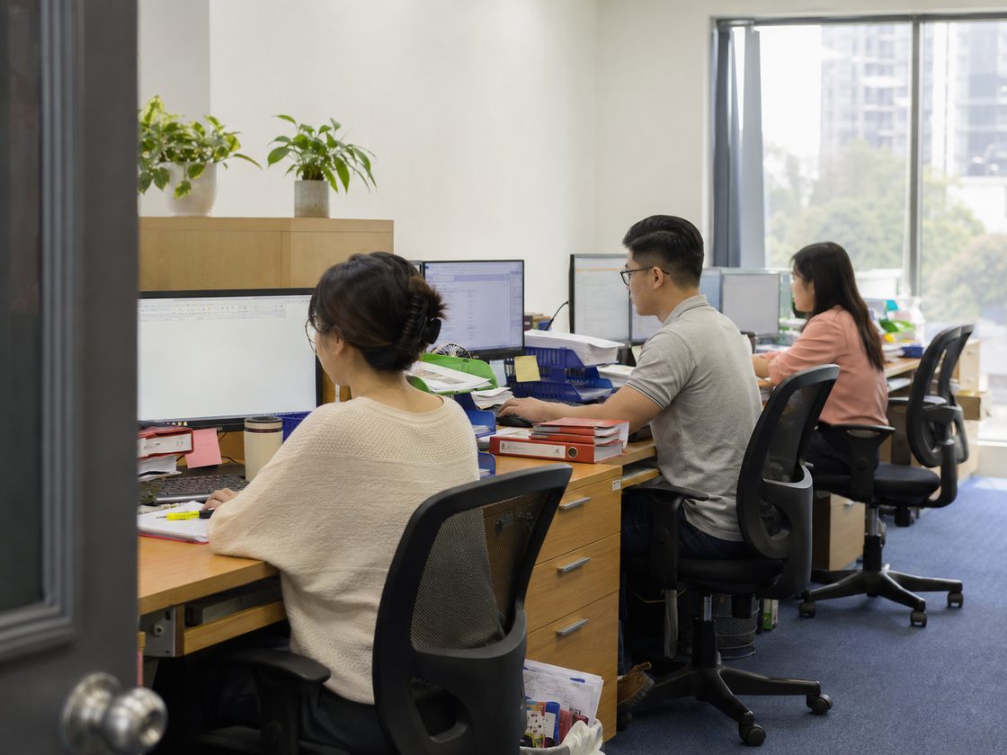 Góc back office của công ty giao nhận buổi sáng