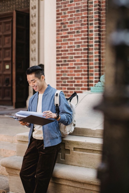 Học viên nam đọc tài liệu khóa học