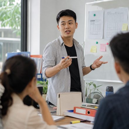 Học viên nữ ôm laptop