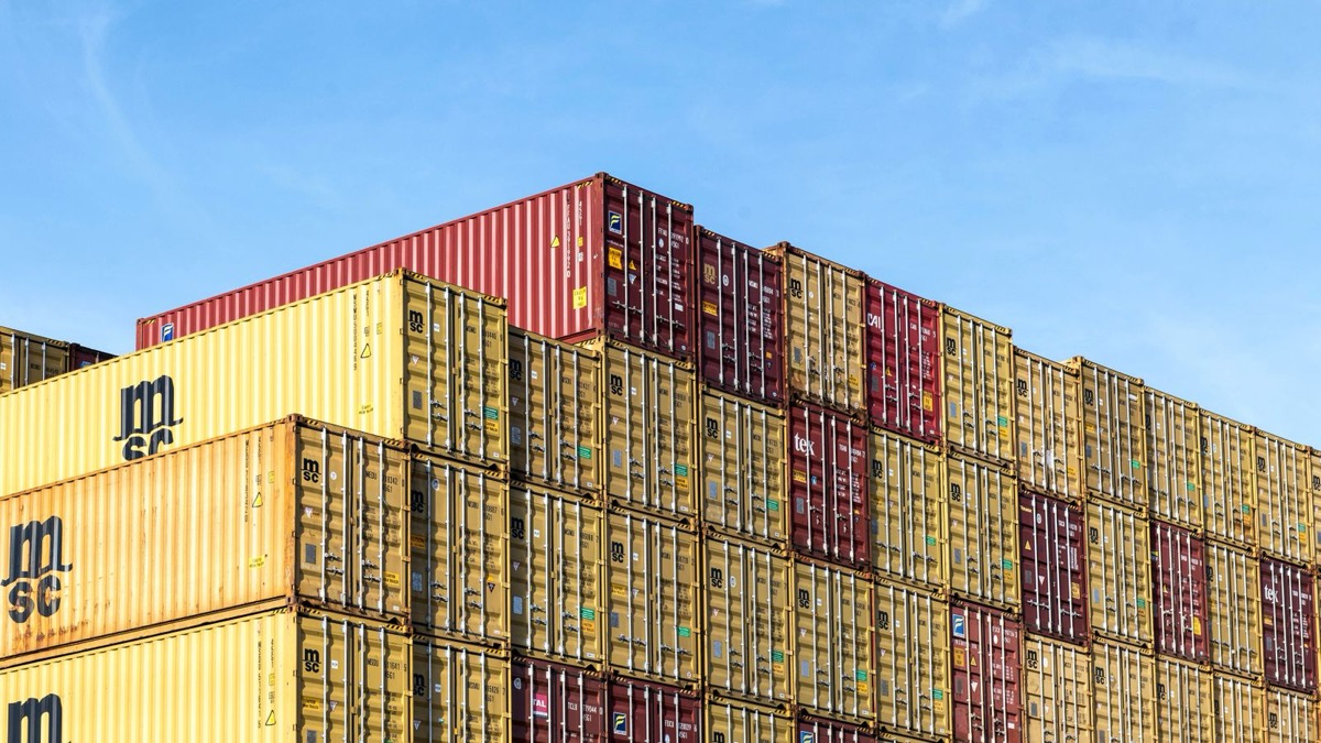 Bãi container xếp tầng chờ làm thủ tục tại cảng