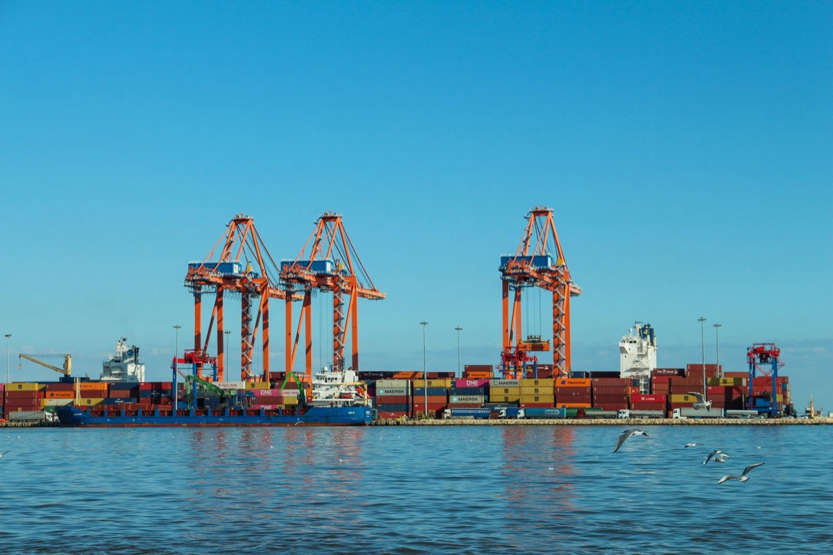 Cẩu bờ và tàu container đang làm hàng tại cảng biển