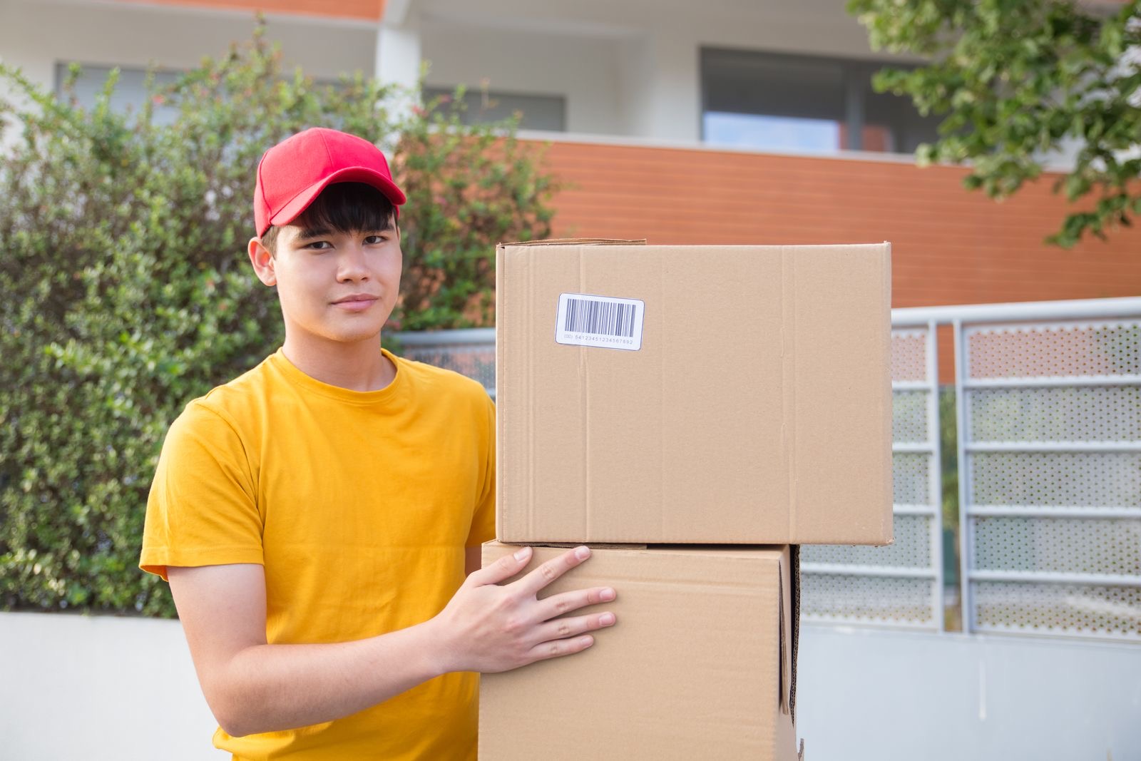 Nhân viên logistics trẻ đã có việc làm, tay cầm kiện hàng