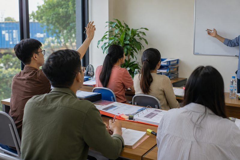 Lớp học nhập môn, học viên mới ghi chép