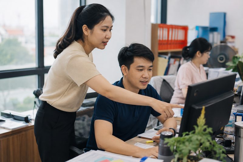 Nhân viên có kinh nghiệm hướng dẫn lại đồng nghiệp mới